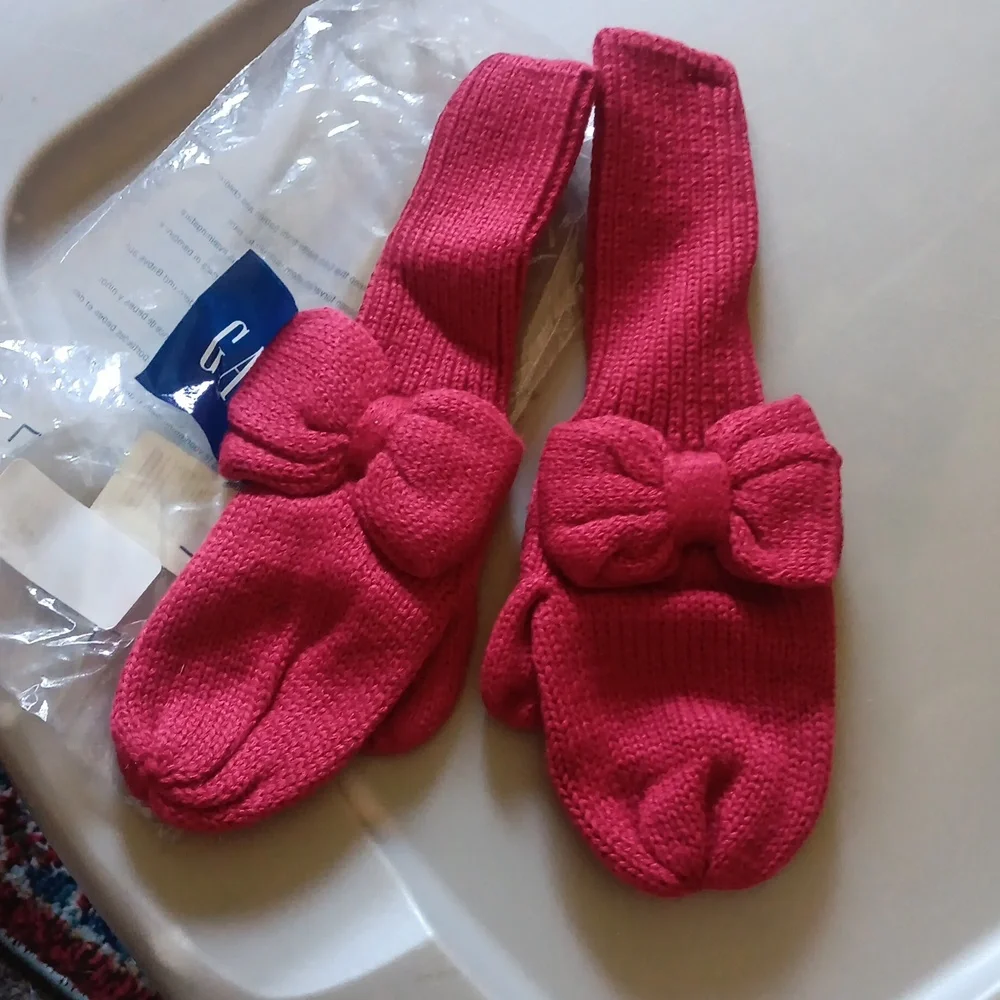 Gap knit mittens with bow